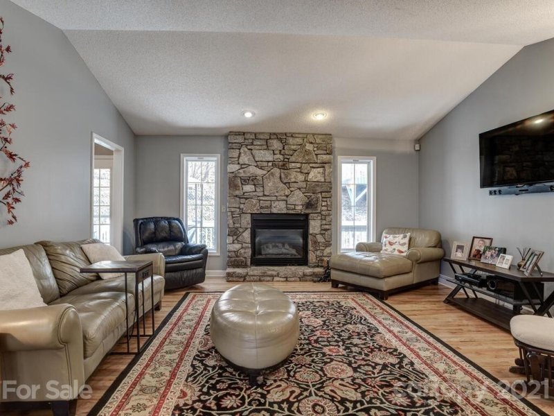 Property image 4 at 20 Pebblebrook Lane, Asheville, NC 28803