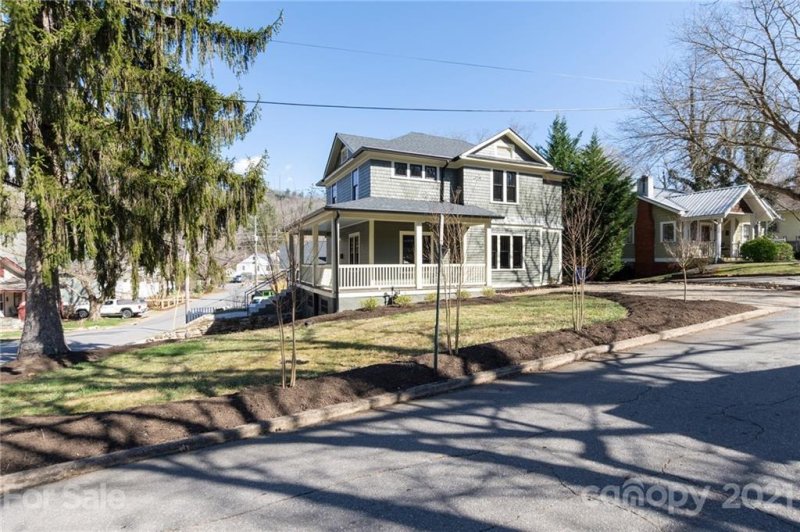 Property image 2 at 121 Annandale Avenue, Asheville, NC 28801