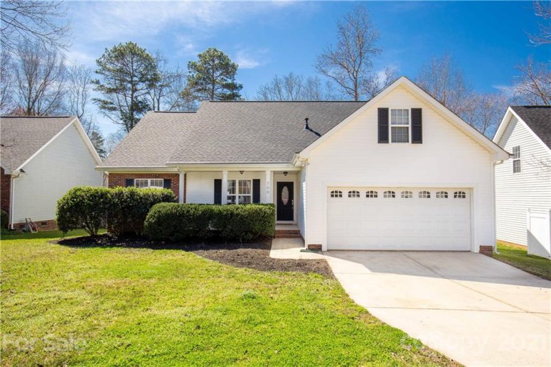 Property image 2 at 700 Jordans Pond Lane, Charlotte, NC 28214