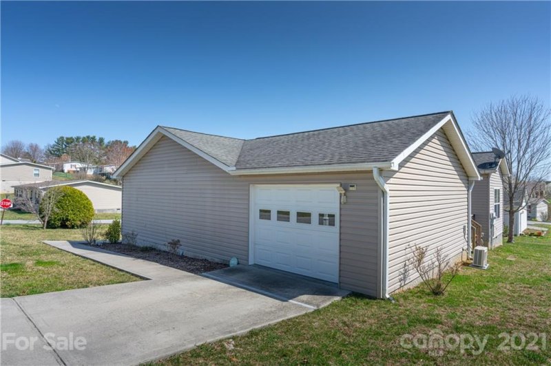 Property image 3 at 15 Stephanie Lane, Hendersonville, NC 28792