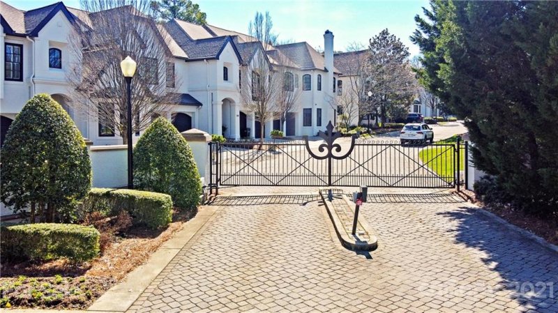 Property image 2 at 370 Wendover Heights Circle, Charlotte, NC 28211