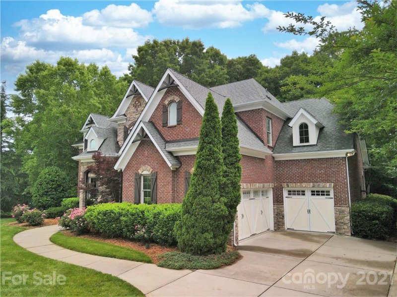 Property image 3 at 8007 Caliterra Drive, Matthews, NC 28104