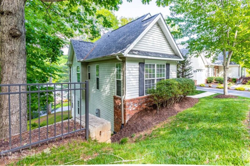 Property image 2 at 102 Nodding Lane, Asheville, NC 28803