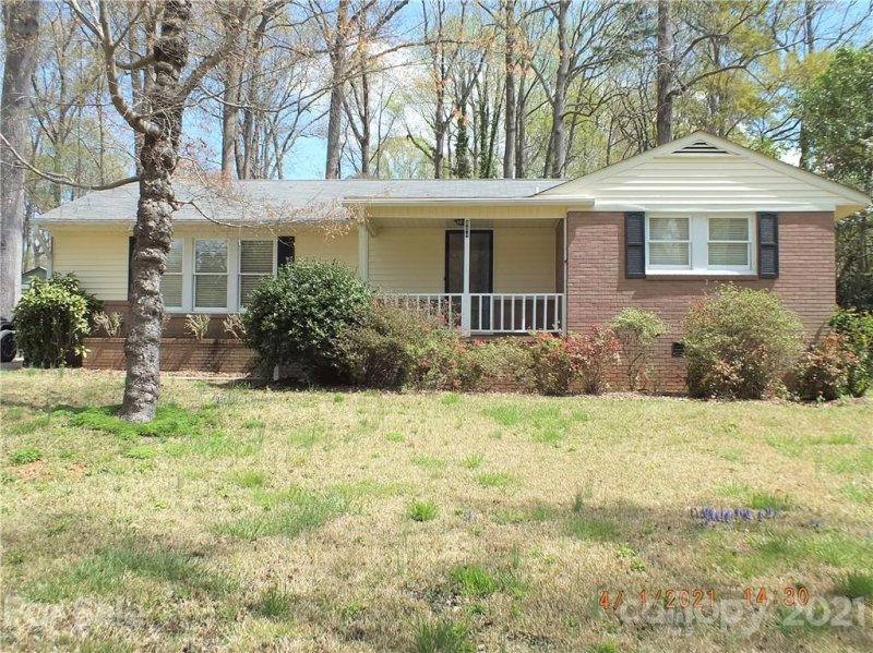 804 Lakeside Circle