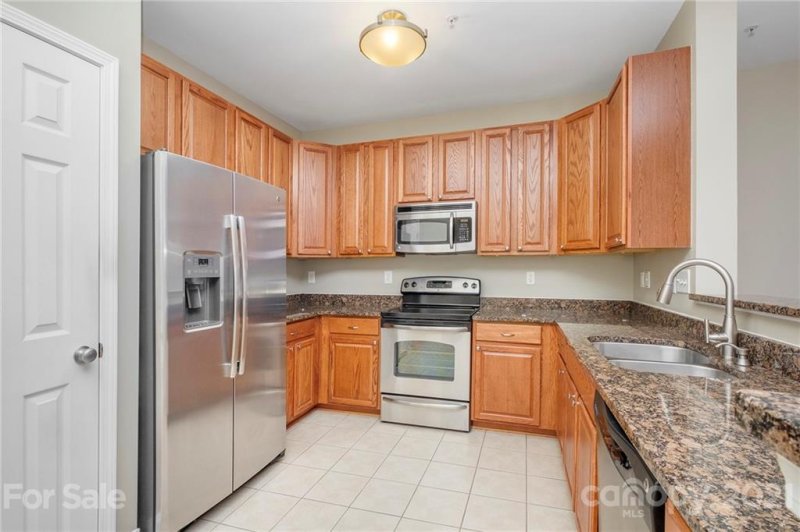 Property image 2 at 1000 E Woodlawn Road, Charlotte, NC 28209