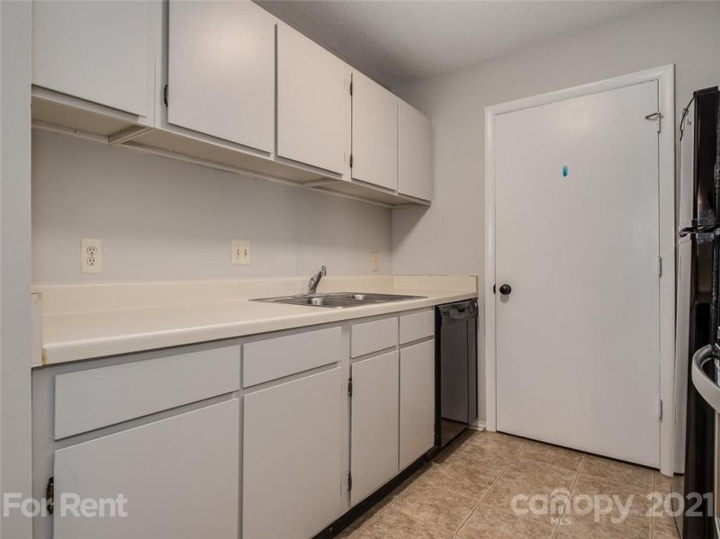 Property image 3 at 5024 Sardis Road, Charlotte, NC 28270