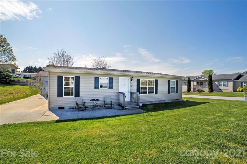 Property image 2 at 2 N Frederick Lane, Hendersonville, NC 28792