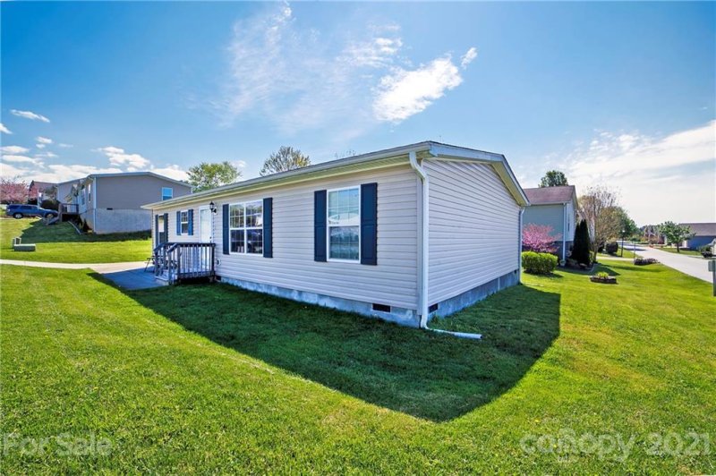 Property image 4 at 2 N Frederick Lane, Hendersonville, NC 28792