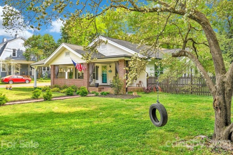 Property image 2 at 701 Carolina Avenue, Gastonia, NC 28052