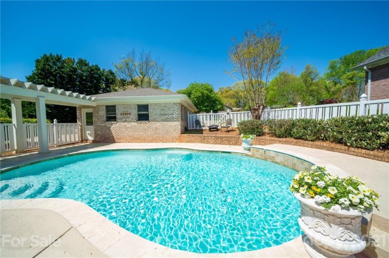 Property image 4 at 218 Crystal Circle, Mooresville, NC 28117