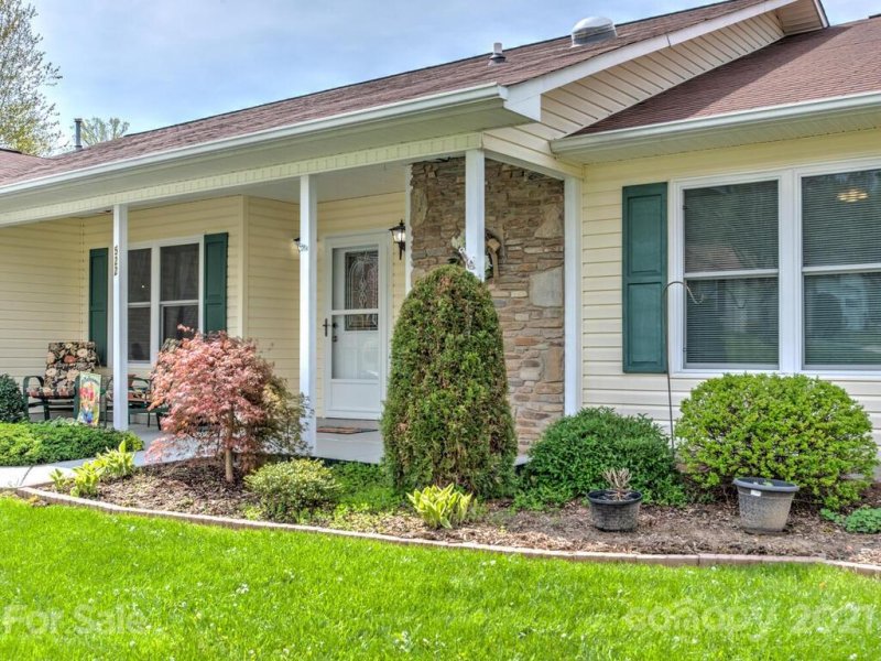 Property image 2 at 522 Woodfield Lane, Hendersonville, NC 28791