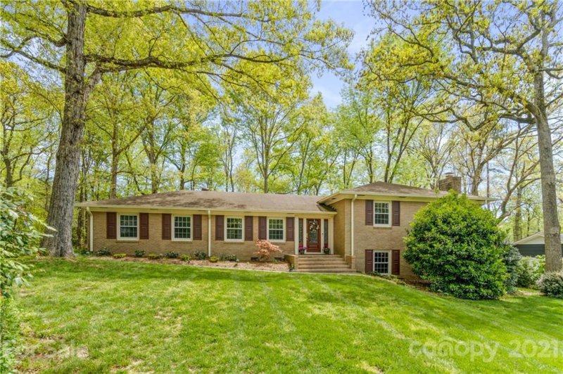 Property image 2 at 1800 Lumarka Drive, Charlotte, NC 28212