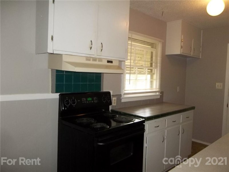 Property image 4 at 372 Leafmore Drive, Charlotte, NC 28213