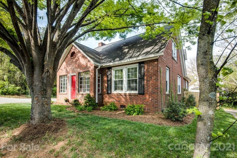 Property image 2 at 115 6th Avenue, Hickory, NC 28601
