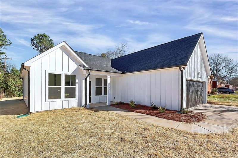 Property image 2 at 6733 Ellendale Drive, Charlotte, NC 28217