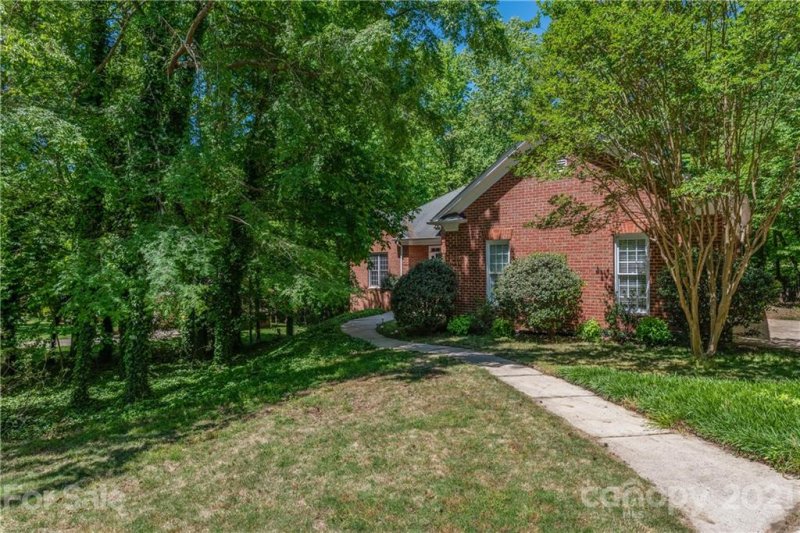 Property image 2 at 449 Beverly Circle, Charlotte, NC 28270