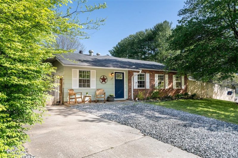 Property image 4 at 100 Wicklow Drive, Asheville, NC 28806