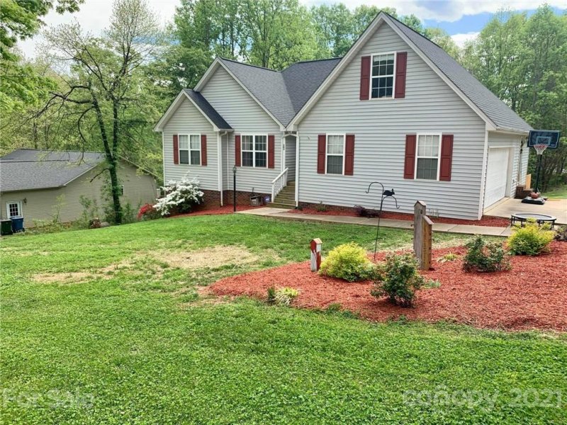 Property image 2 at 704 17th Avenue Drive, Hickory, NC 28602