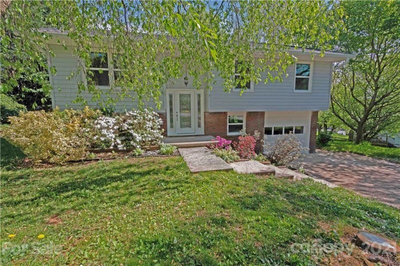 Property image 2 at 7 Guinevere Court, Asheville, NC 28806