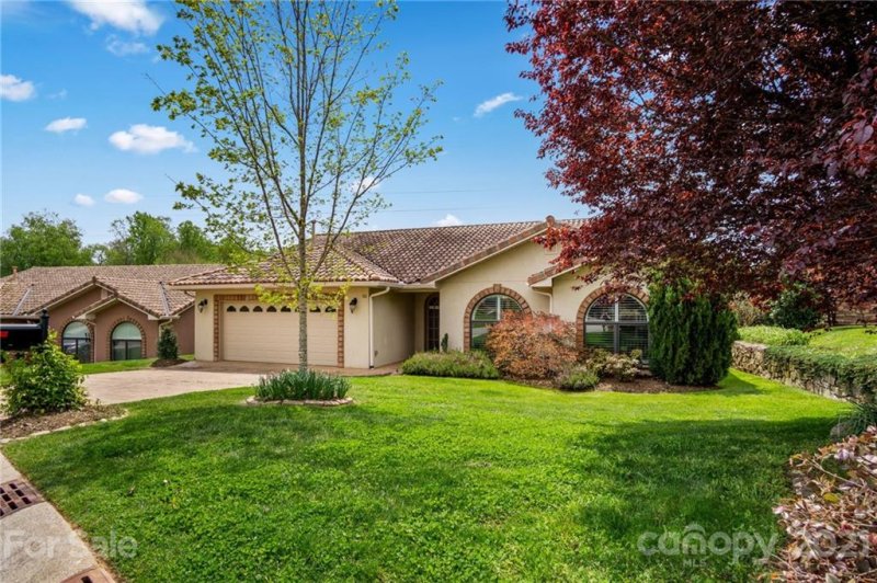 Property image 2 at 52 Ocaso Drive, Asheville, NC 28806