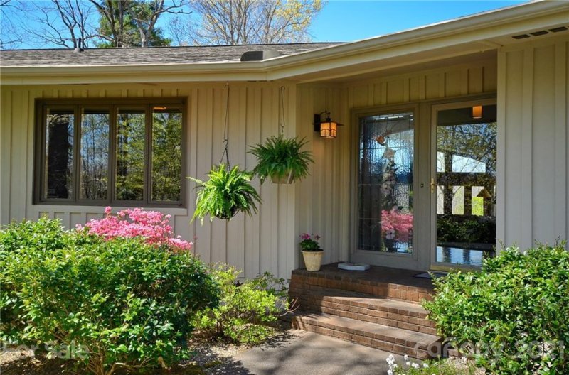 Property image 3 at 1412 Rambling Oaks Trail, Hendersonville, NC 28739