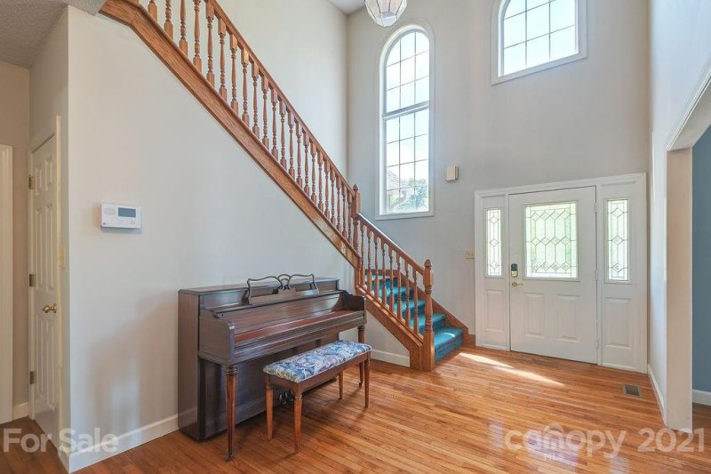 Property image 3 at 102 Welwyn Lane, Asheville, NC 28805