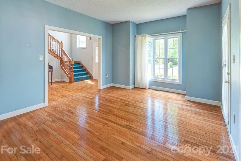 Property image 5 at 102 Welwyn Lane, Asheville, NC 28805