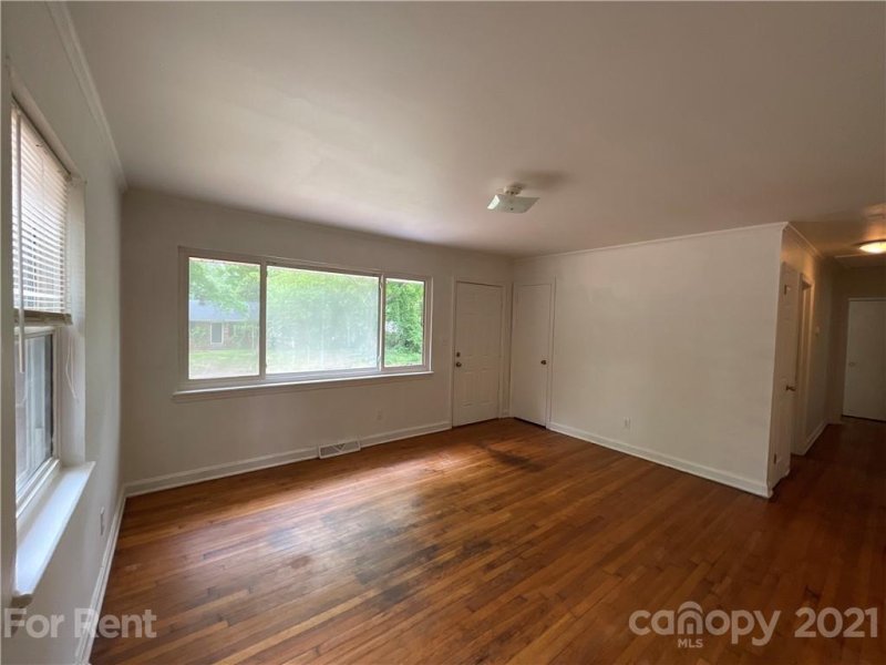Property image 2 at 3926 Glenville Avenue, Charlotte, NC 28215