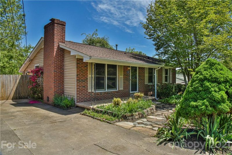 Property image 2 at 32 Starmount Drive, Asheville, NC 28806