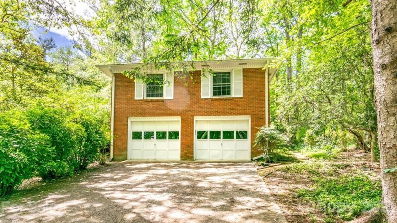 Property image 3 at 912 Toxaway Drive, Hendersonville, NC 28791