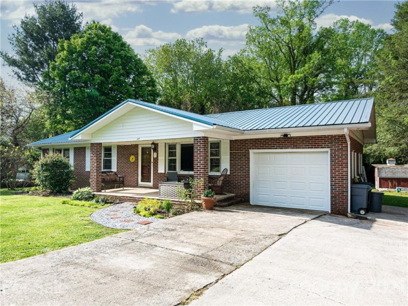 Property image 3 at 425 N Harper Drive, Hendersonville, NC 28791