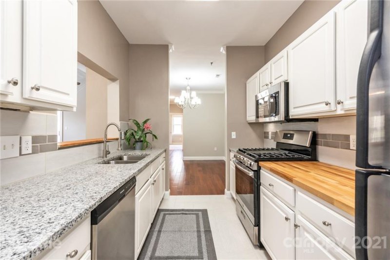 Property image 3 at 5609 Fairview Road, Charlotte, NC 28209