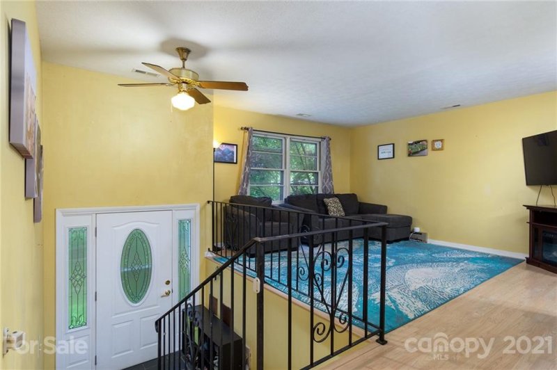 Property image 3 at 402 Comet Drive, Hendersonville, NC 28791
