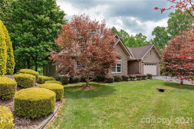 Property image 2 at 89 Dallas Drive, Hendersonville, NC 28739