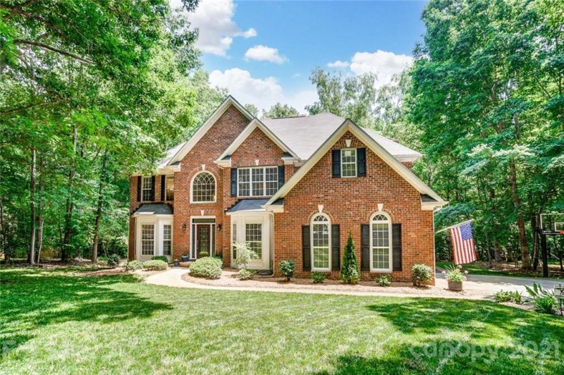 Property image 2 at 6025 Oakridge Court, Matthews, NC 28104