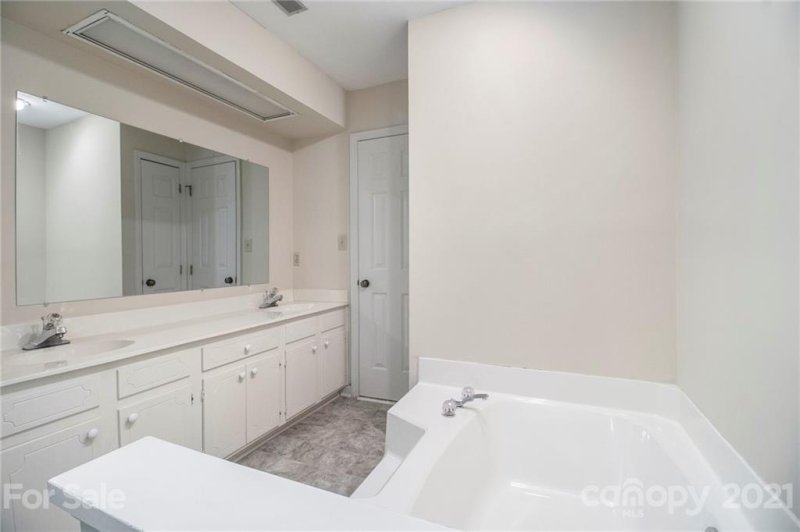 Property image 5 at 4364 Woodglen Lane, Charlotte, NC 28226