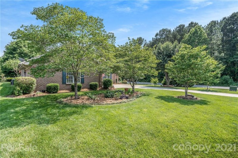 Property image 4 at 7932 King Arthurs Court, Denver, NC 28037