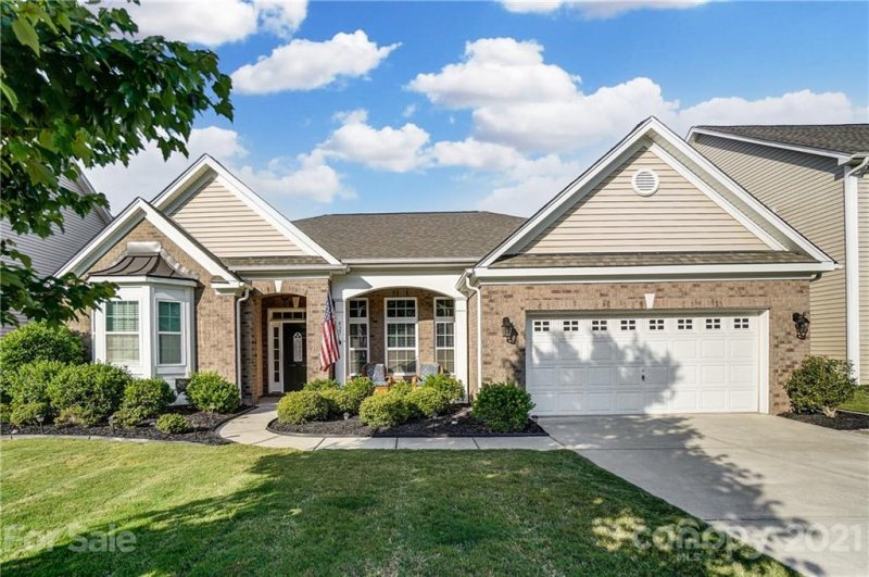 827 Solandra Way