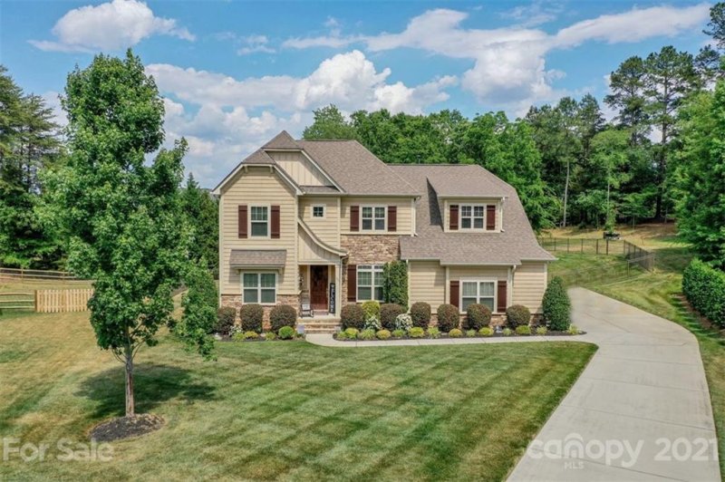 135 Lakeshore Hills Drive