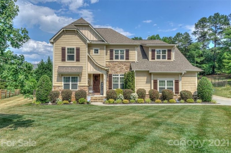 Property image 2 at 135 Lakeshore Hills Drive, Mooresville, NC 28117