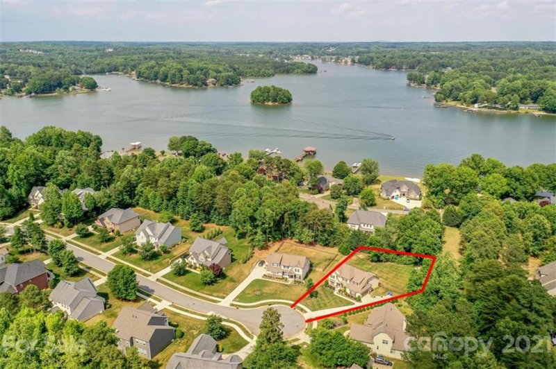 Property image 4 at 135 Lakeshore Hills Drive, Mooresville, NC 28117