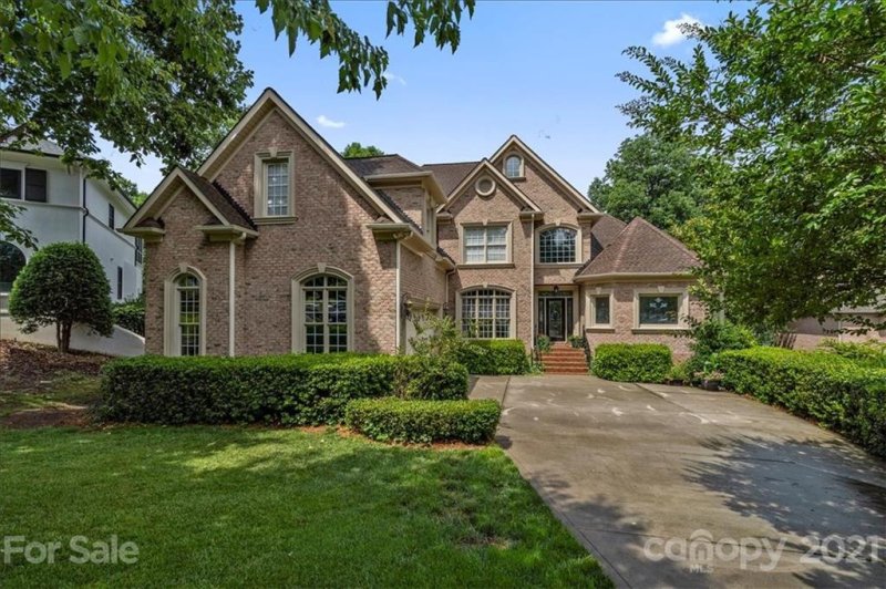 936 Thorn Ridge Lane