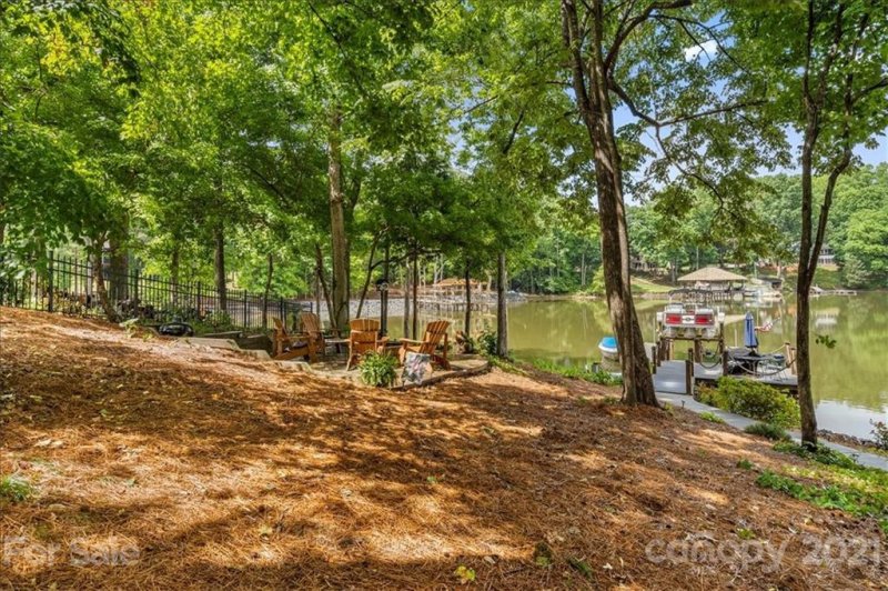 Property image 4 at 936 Thorn Ridge Lane, Lake Wylie, SC 29710