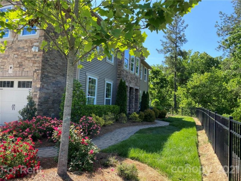 Property image 2 at 9627 Glenburn Lane, Charlotte, NC 28278