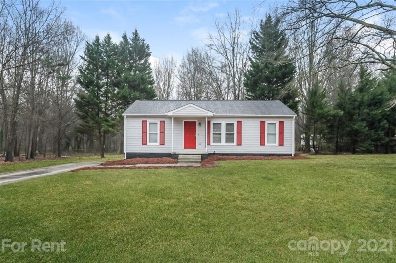 Property image 2 at 326 Catawba Circle, Matthews, NC 28104