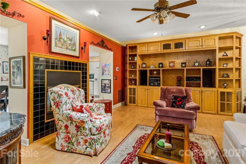 Property image 3 at 8 Weston Heights Drive, Asheville, NC 28803