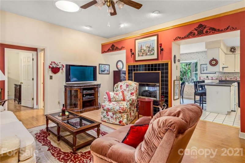 Property image 4 at 8 Weston Heights Drive, Asheville, NC 28803