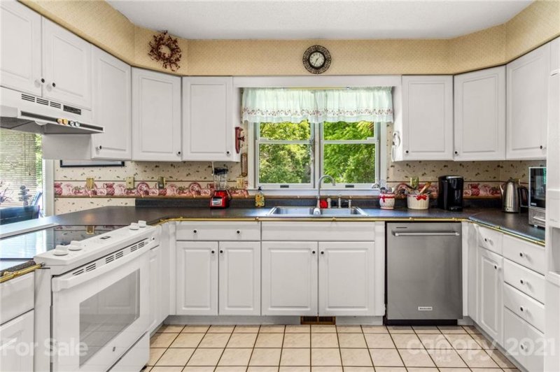 Property image 5 at 8 Weston Heights Drive, Asheville, NC 28803