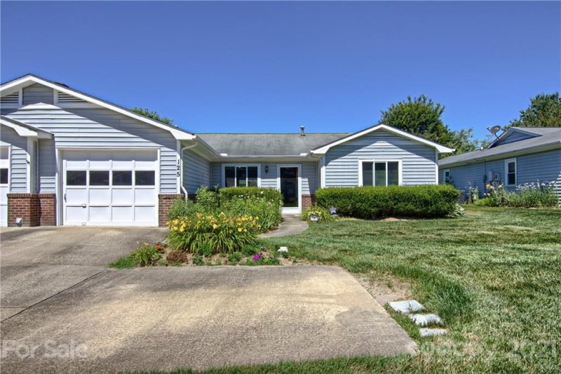 Property image 2 at 125 Derbyshire Drive, Hendersonville, NC 28792