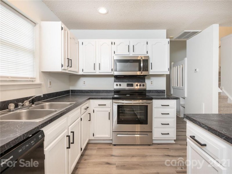 Property image 2 at 3854 Mosscroft Lane, Charlotte, NC 28215